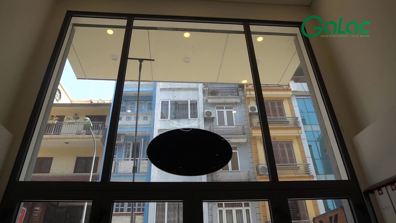 Cách lau sạch cửa kính bẩn trên cao ở những vị trí khó lau