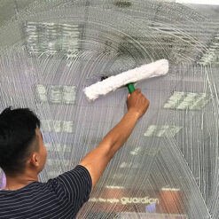 Chà sạch bụi bẩn trên kính