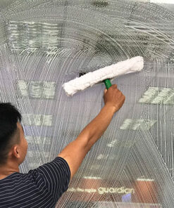 Chà sạch bụi bẩn trên kính