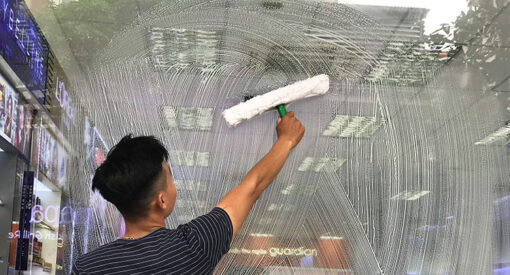 Chà sạch bụi bẩn trên kính