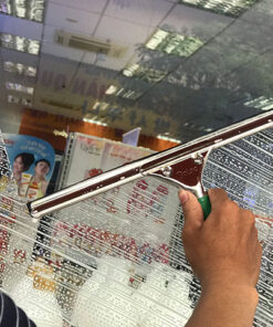 Gạt sạch nước bẩn trên kính