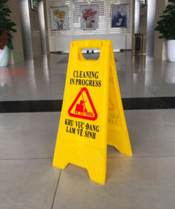 Biển báo khu vực đang làm vệ sinh