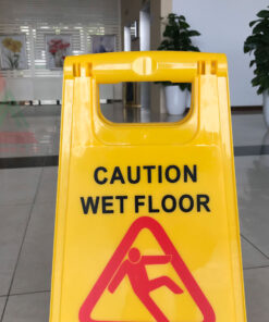Biển báo sàn trơn trượt
